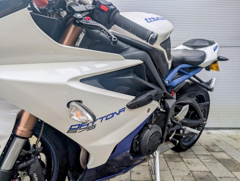 TRIUMPH DAYTONA 675