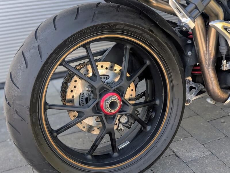 TRIUMPH SPEED TRIPLE 1050