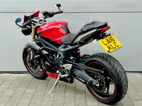 TRIUMPH STREET TRIPLE 675