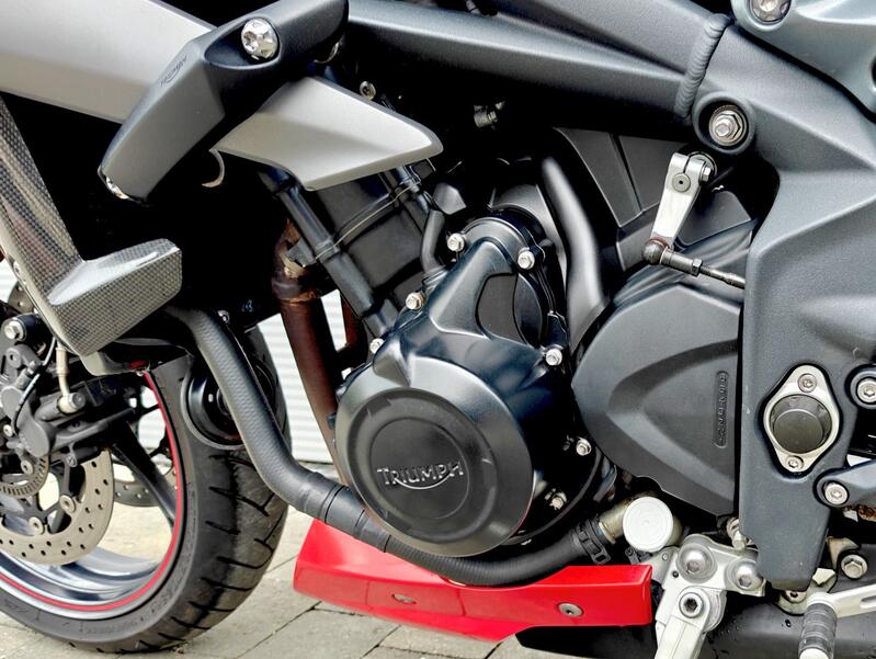 TRIUMPH STREET TRIPLE 675