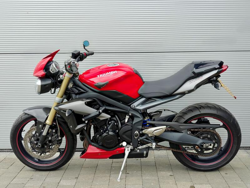 TRIUMPH STREET TRIPLE 675