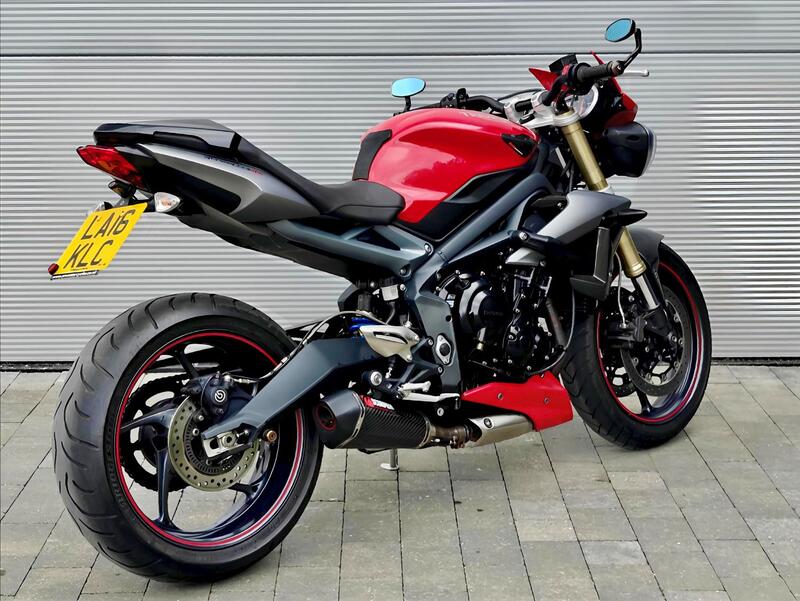 TRIUMPH STREET TRIPLE 675