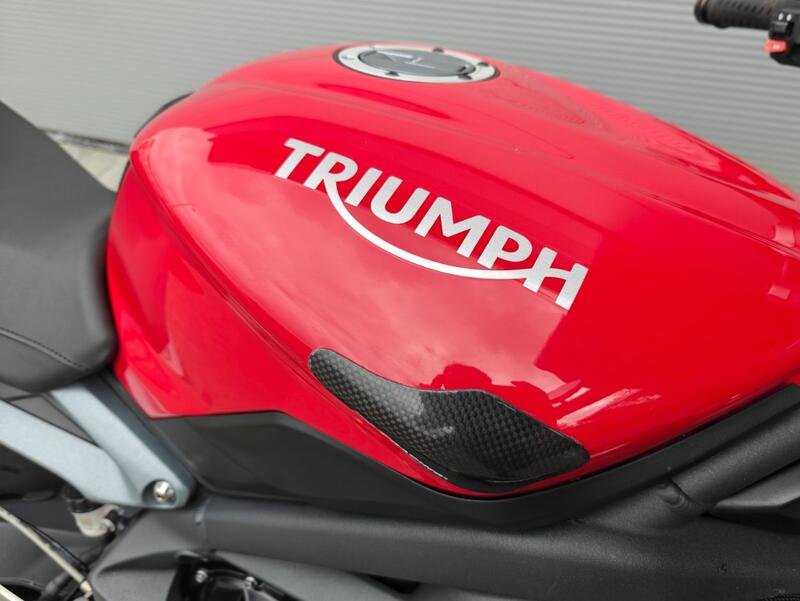 TRIUMPH STREET TRIPLE 675