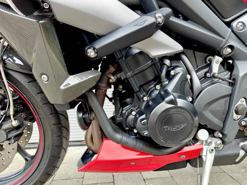 TRIUMPH STREET TRIPLE 675