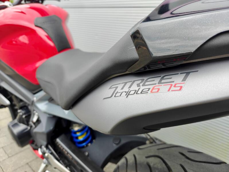 TRIUMPH STREET TRIPLE 675