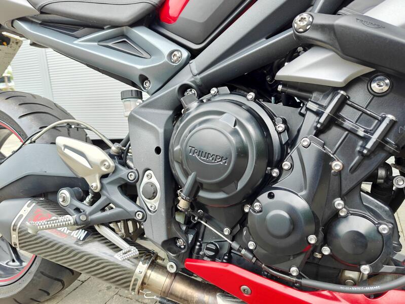 TRIUMPH STREET TRIPLE 675