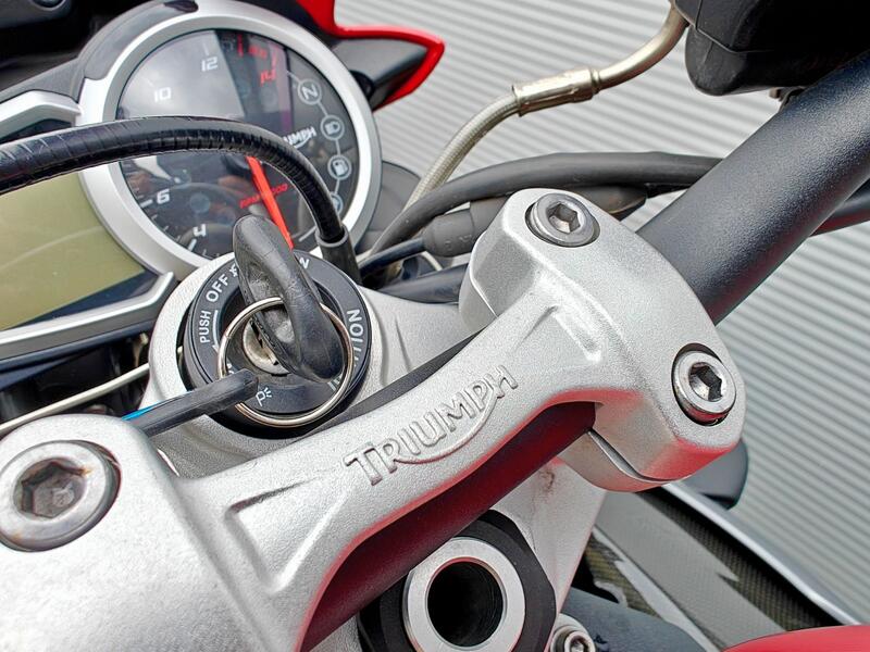 TRIUMPH STREET TRIPLE 675