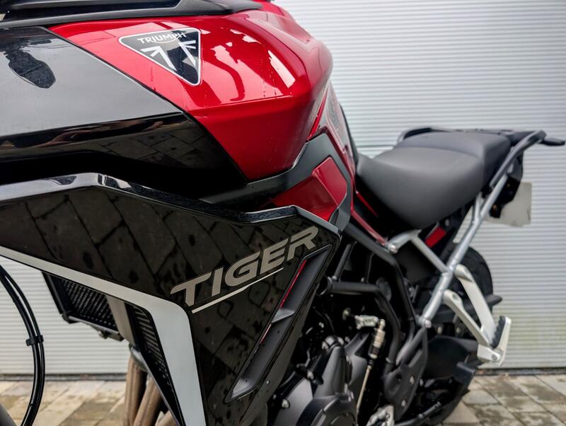 TRIUMPH TIGER 900