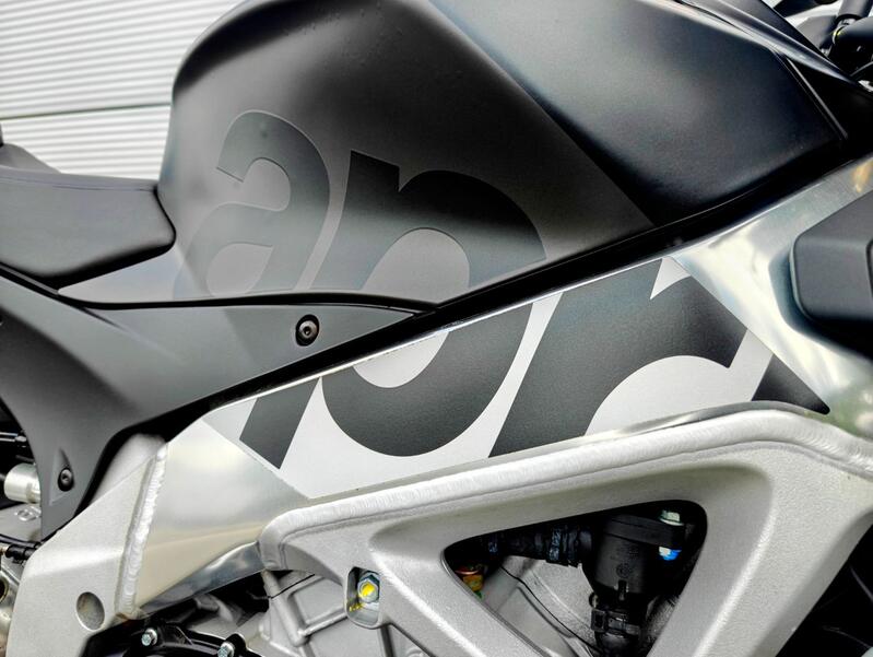 APRILIA Tuono 1100 V4