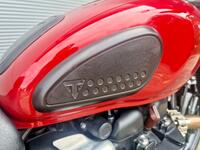 TRIUMPH Street Twin