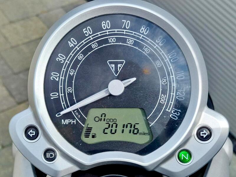 TRIUMPH Street Twin