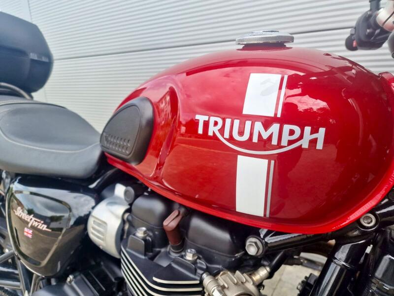 TRIUMPH Street Twin