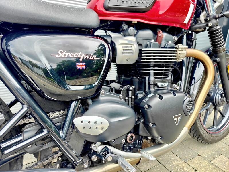 TRIUMPH Street Twin