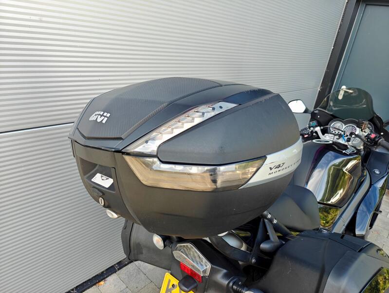 TRIUMPH SPRINT ST 1050