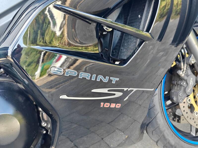 TRIUMPH SPRINT ST 1050