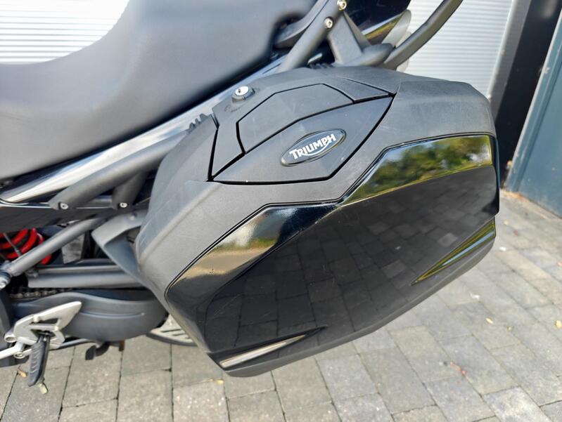 TRIUMPH SPRINT ST 1050