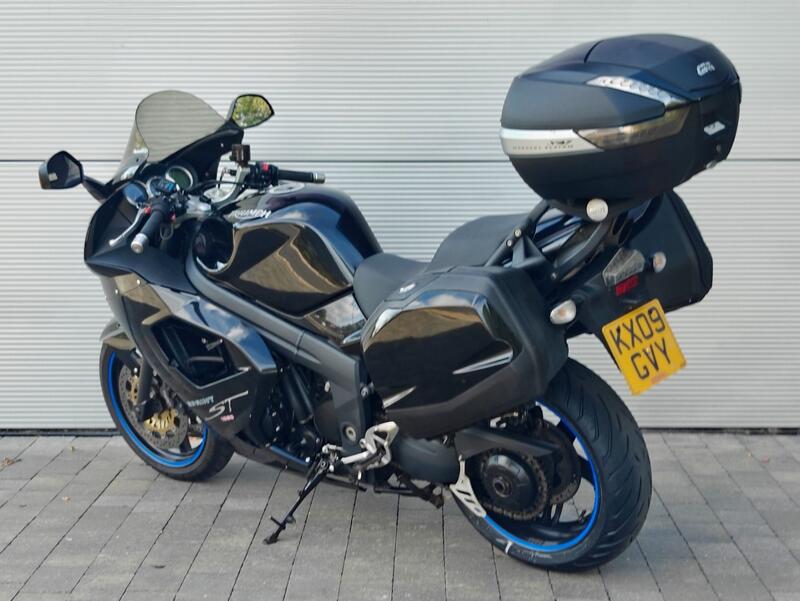TRIUMPH SPRINT ST 1050