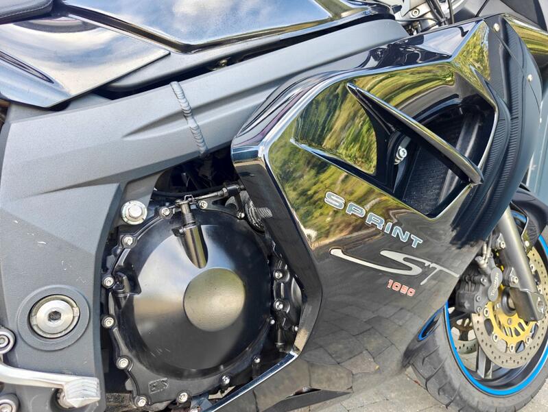 TRIUMPH SPRINT ST 1050