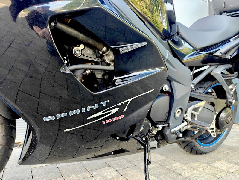 TRIUMPH SPRINT ST 1050