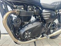 TRIUMPH Street Twin