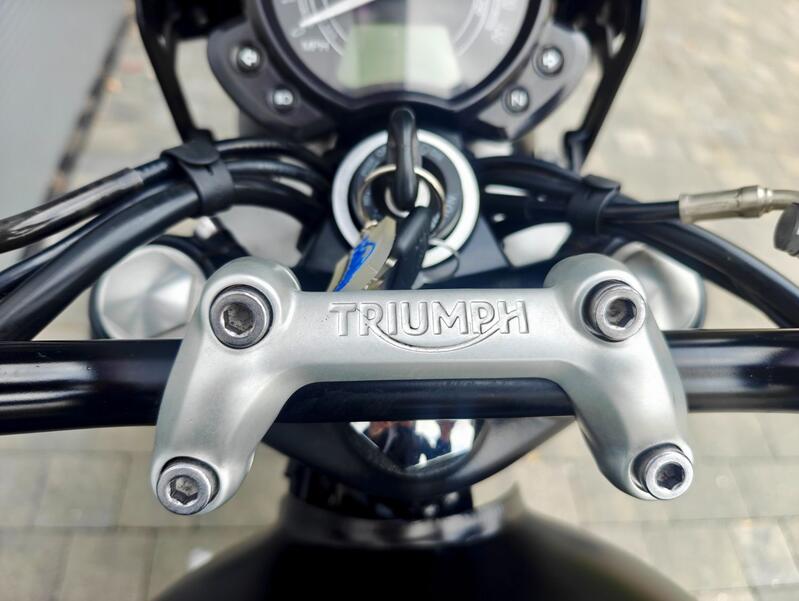 TRIUMPH Street Twin