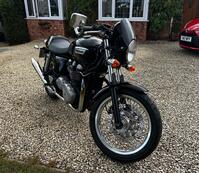 TRIUMPH THRUXTON 900