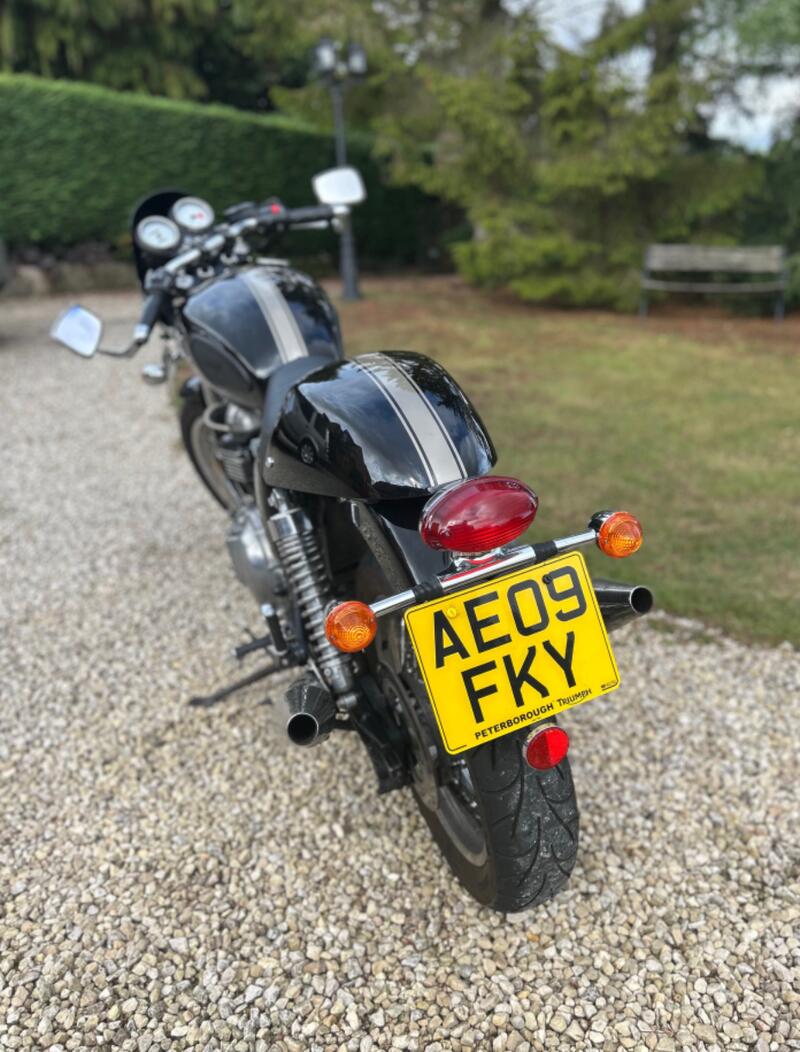 TRIUMPH THRUXTON 900