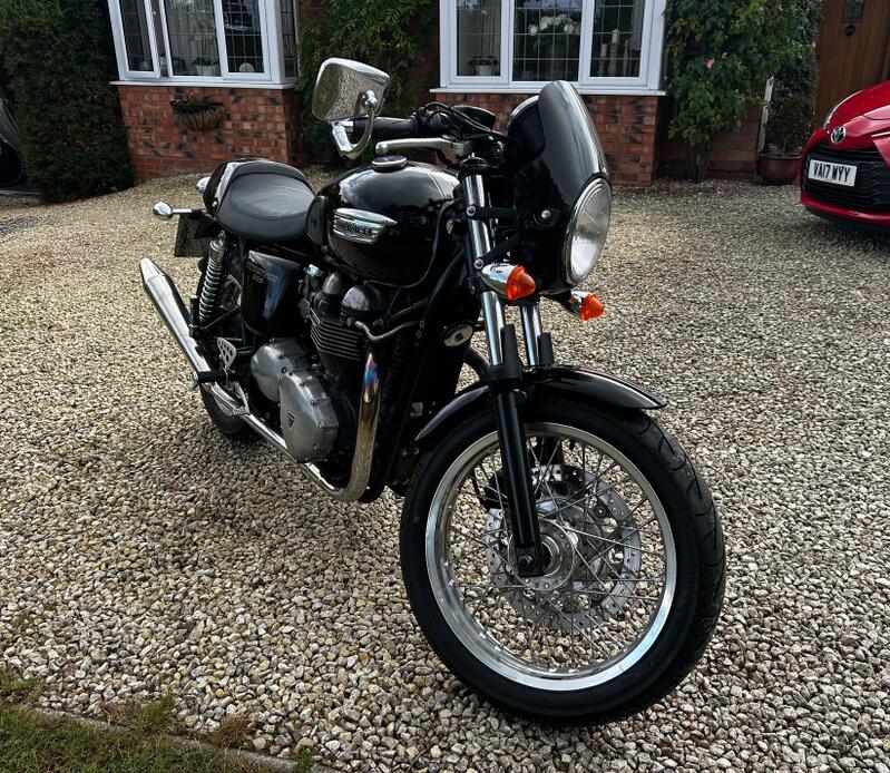 TRIUMPH THRUXTON 900