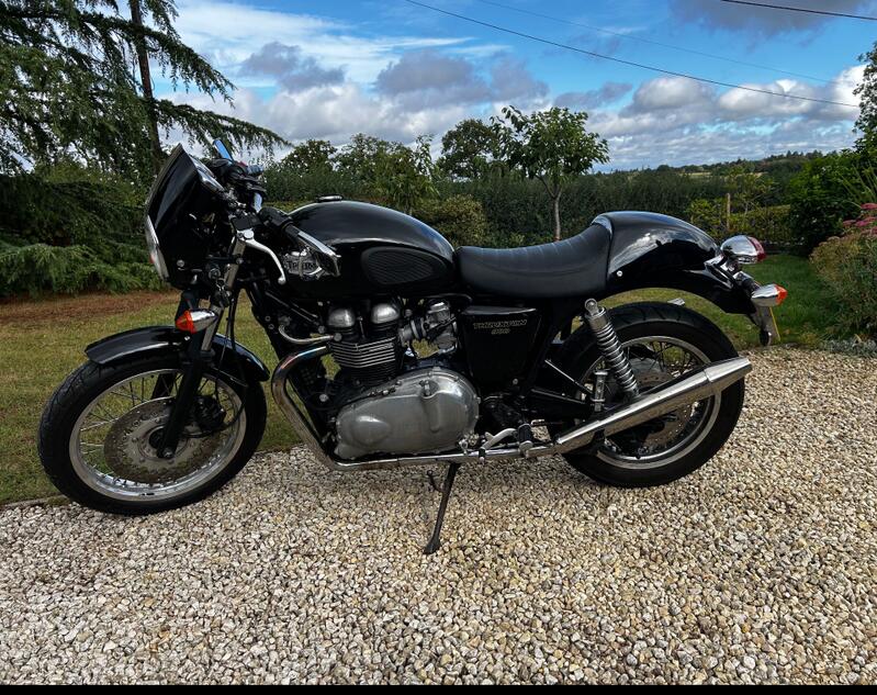 TRIUMPH THRUXTON 900