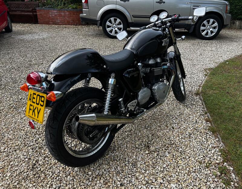TRIUMPH THRUXTON 900