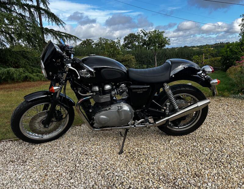 TRIUMPH THRUXTON 900