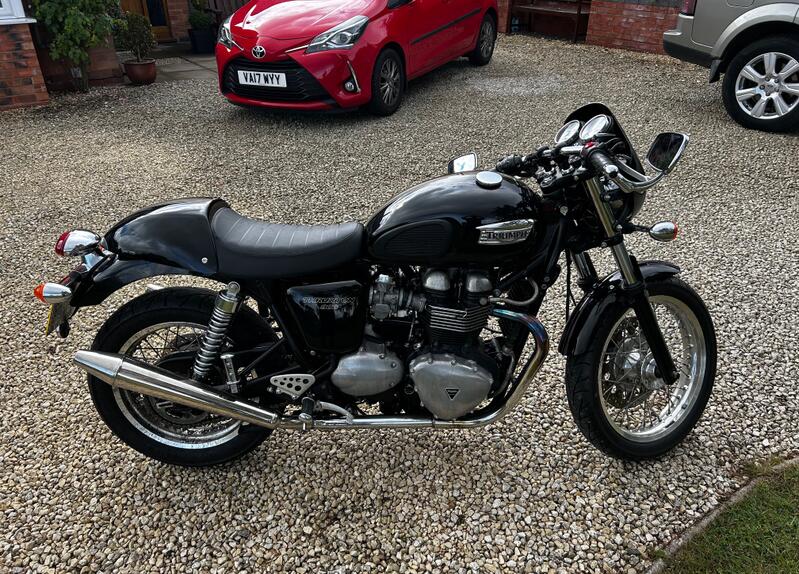 TRIUMPH THRUXTON 900